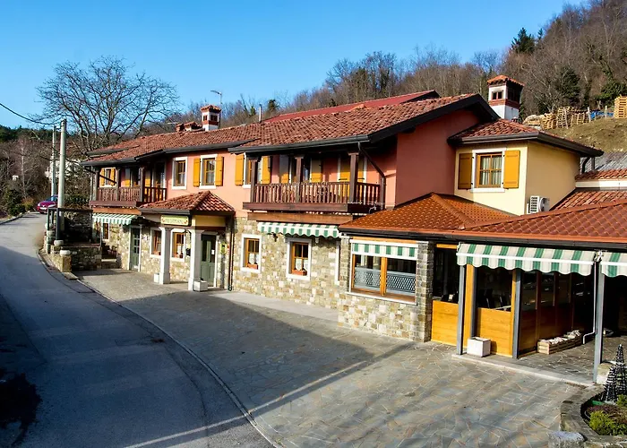 Domacija Pri Damjanu 3* Kozina